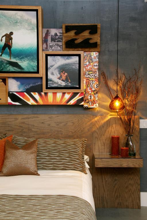 Habitación con cama grande y decoración inspirada en el surf