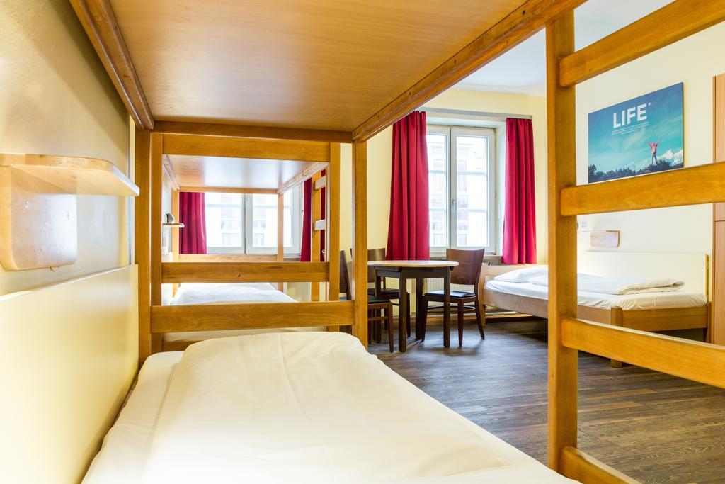 Bed 6 Bed Mixed Dormitory Room