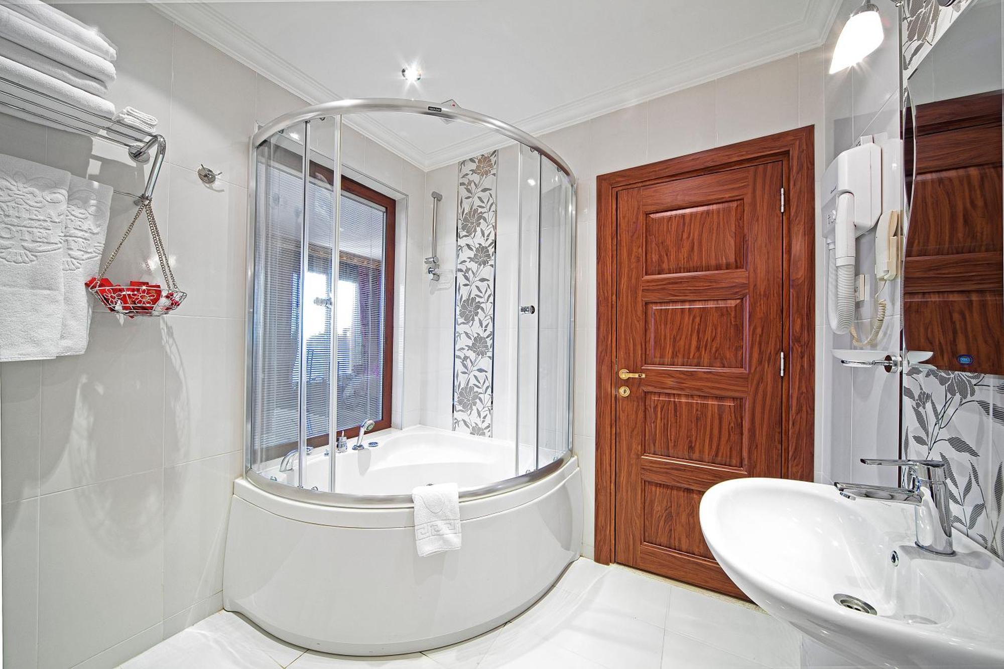 Suite con cama extragrande y sofá cama