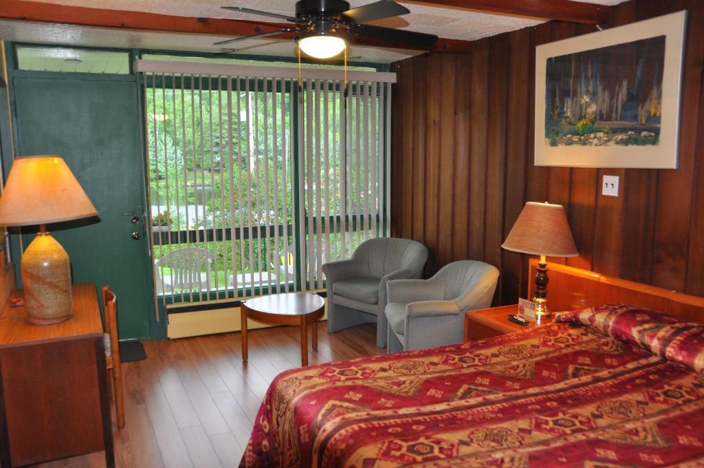 Regular Queen Bed Room with Lake View
