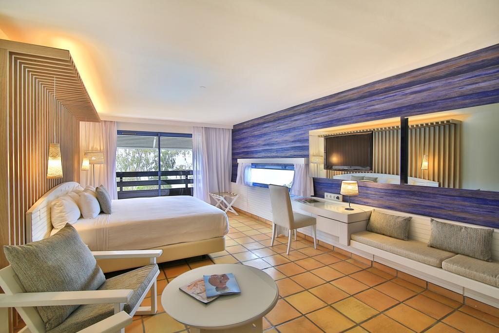 Junior Suite mit Kingsize-Bett und Meerblick