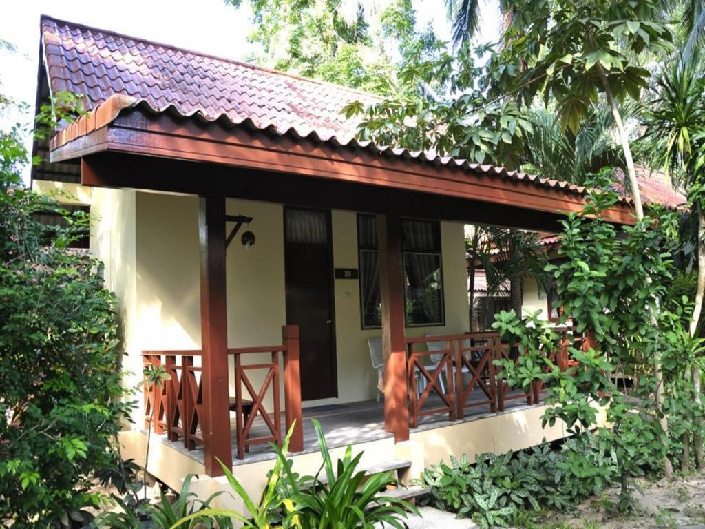 Superior One-Bedroom Bungalow (2 Adults)