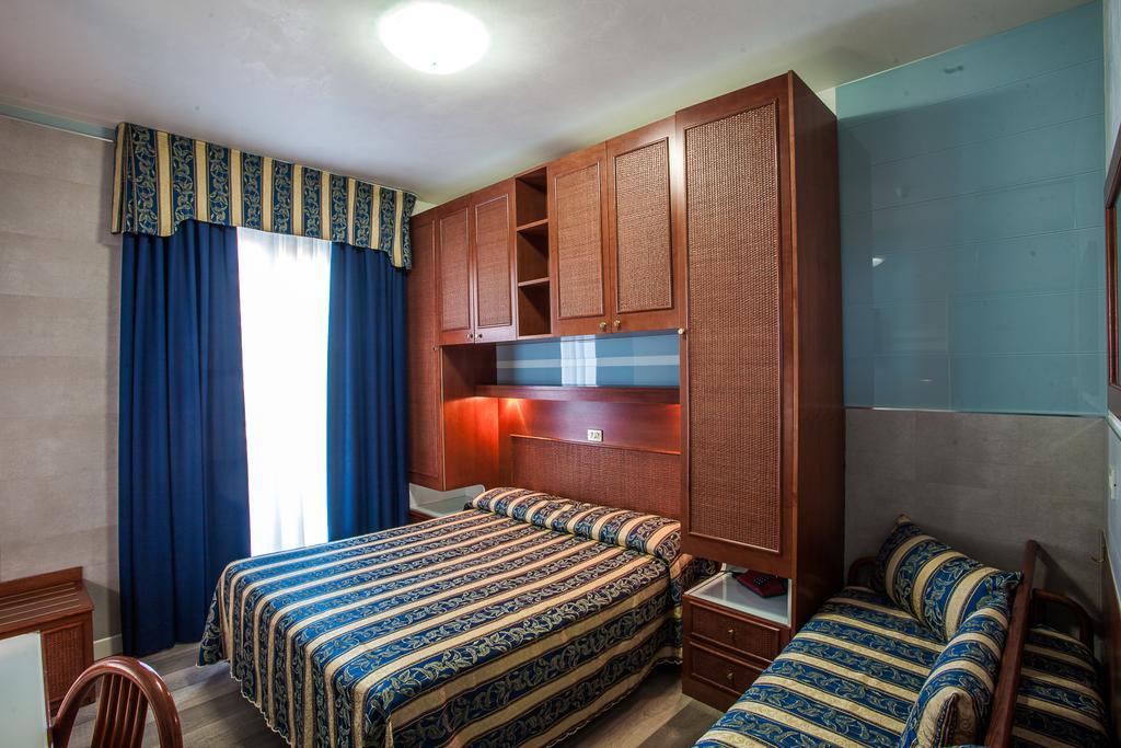 Dreibettzimmer mit Zugang zum Strand