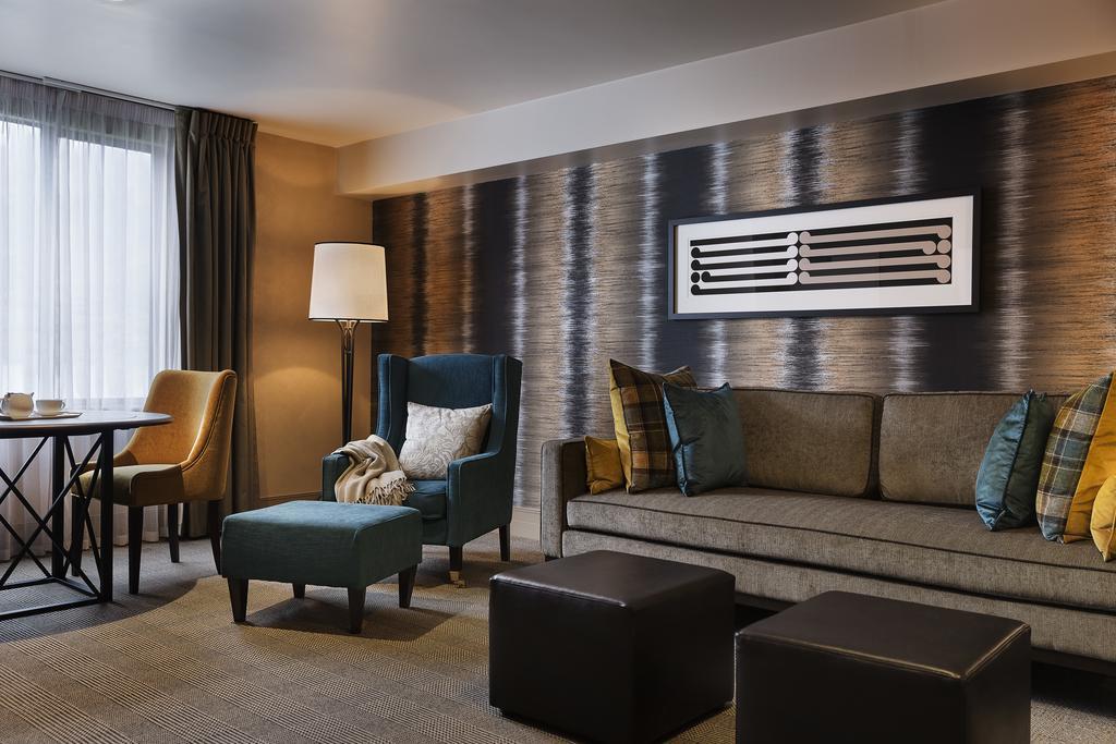 Suite de 1 dormitorio con cama extragrande y vistas al jardín