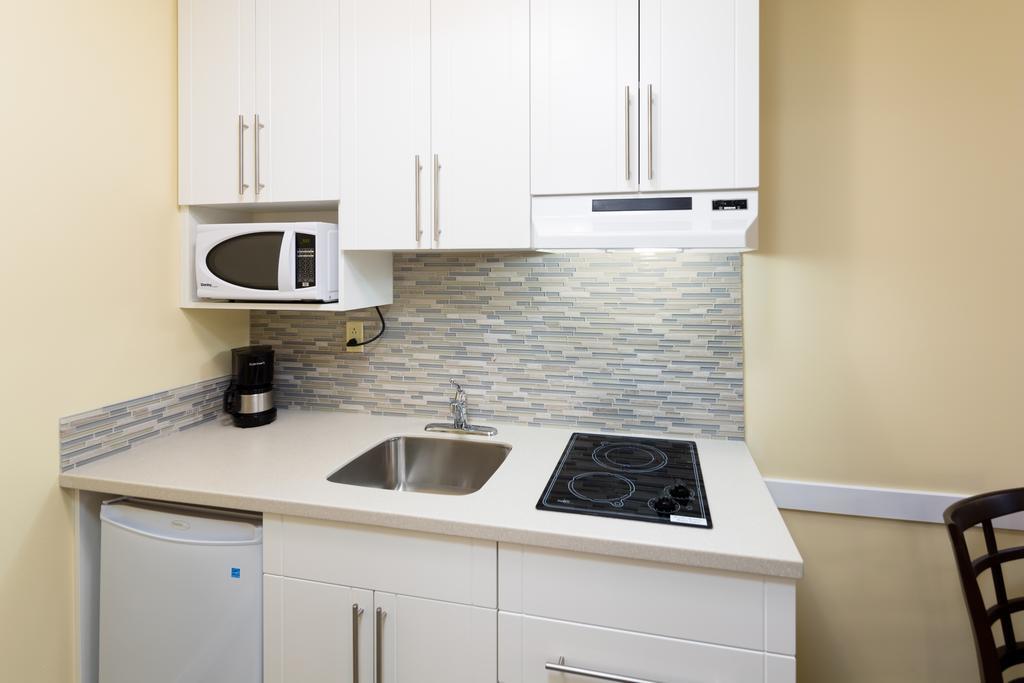 Habitación amplia con 2 camas grandes y zona de cocina