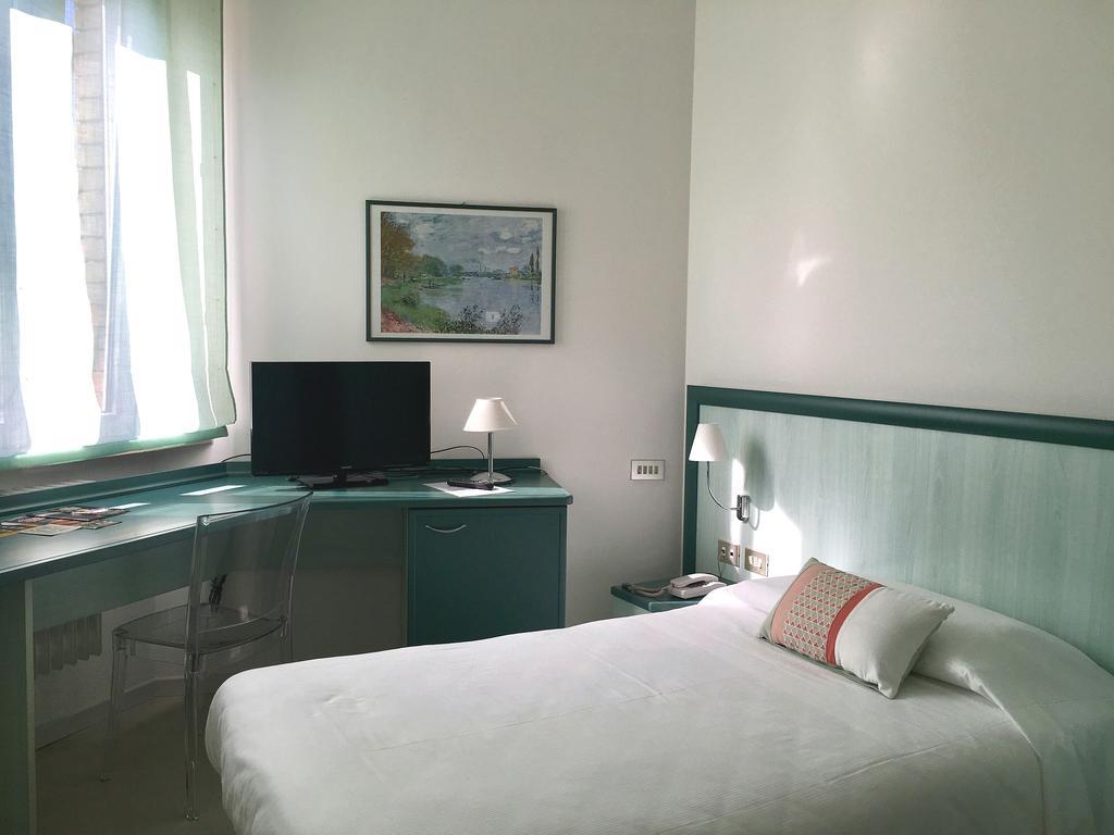 Single Room,685722135:JPEG