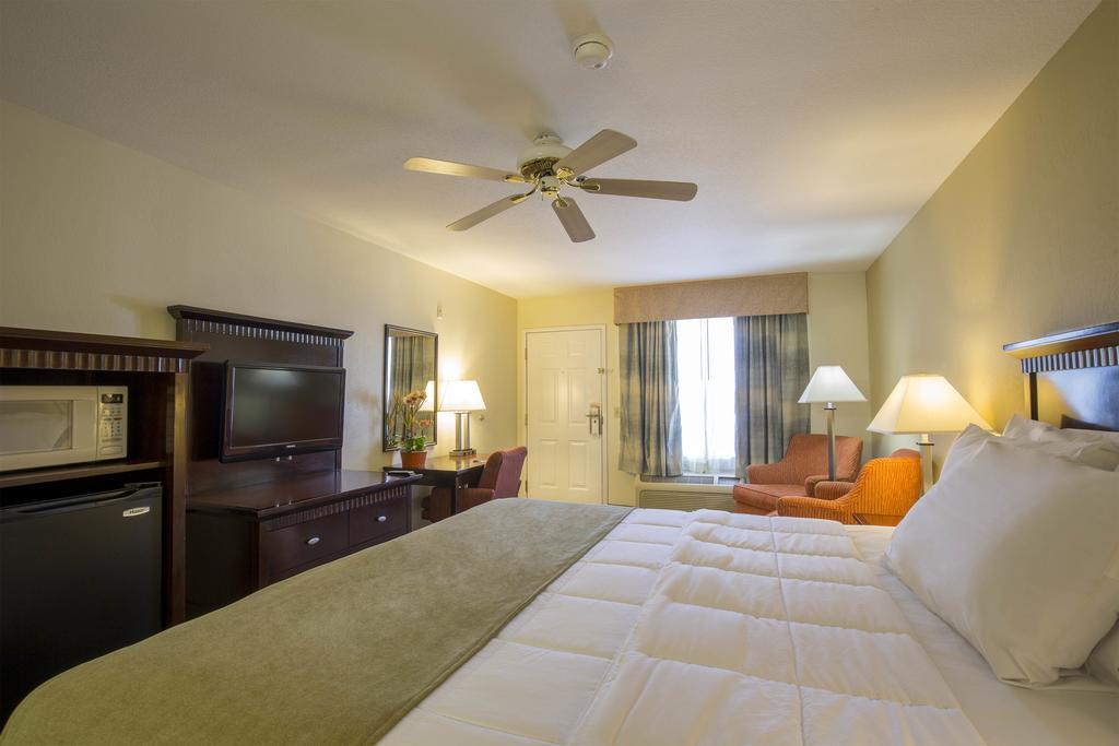 Habitación con cama extragrande.