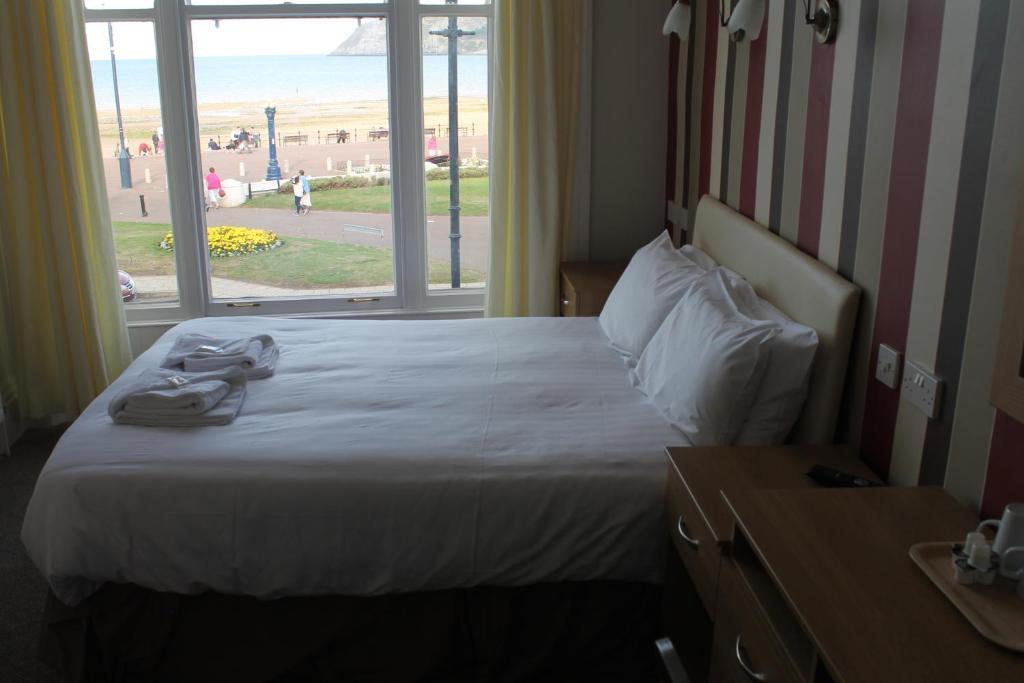 Standard Twin Room with Sea View