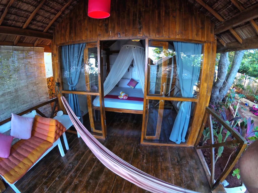 Bungalow Pequeño con baño y vista parcial al mar