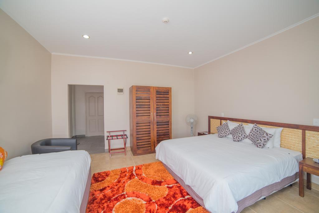 Habitación con cama extragrande.