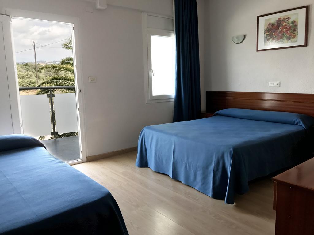 Chambre Triple (2 Adultes & 1 Enfant)