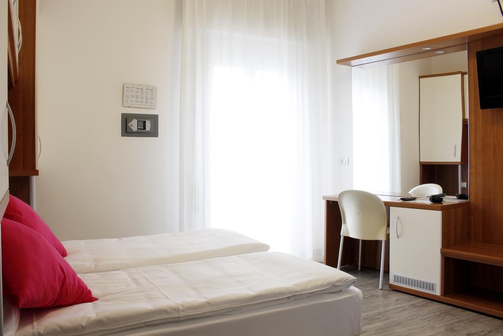 Doppel-/Zweibettzimmer mit Balkon