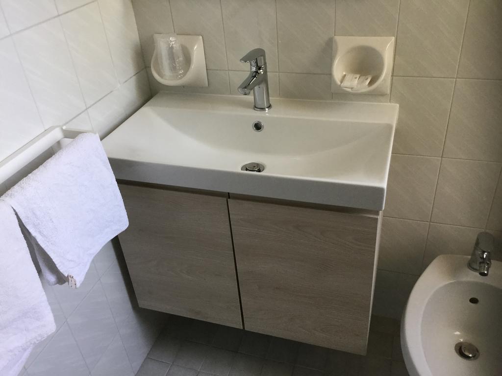 Doppel-/Zweibettzimmer mit Balkon