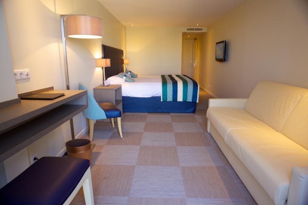 Familienzimmer mit Kingsize-Bett und Meerblick