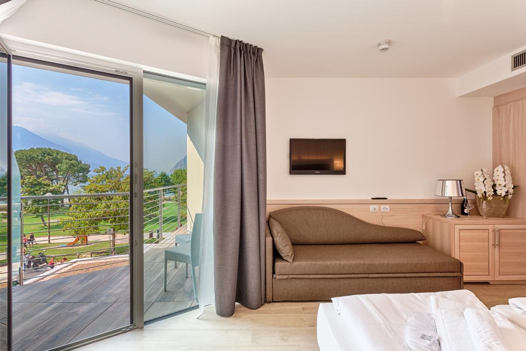 Superior Double Room with Partial Lake View and Balcony
