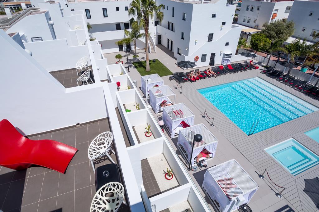 Suite de lujo con vistas a la piscina