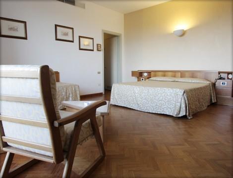 Dreibettzimmer mit Parkblick