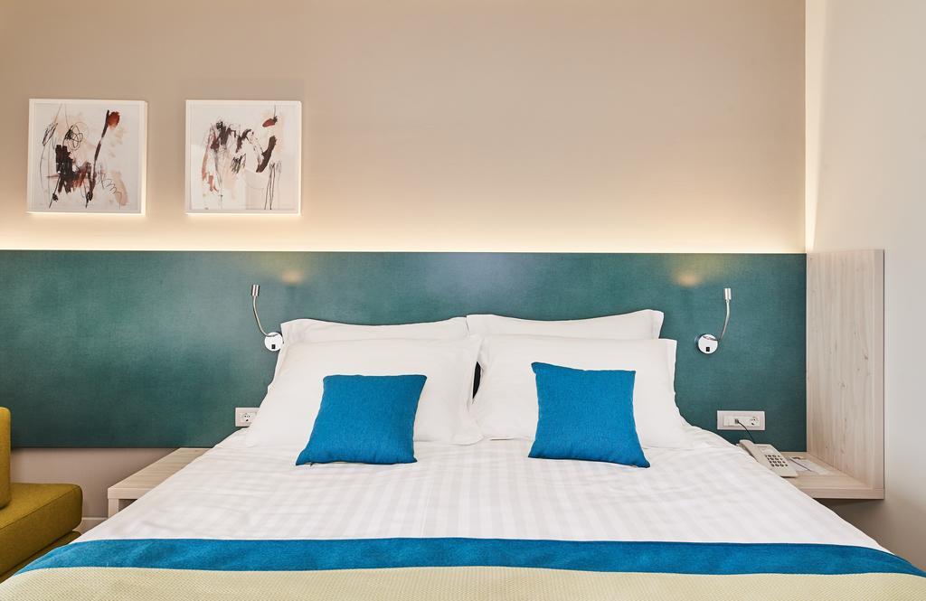 Premium kamer met balkon en uitzicht op de zee.