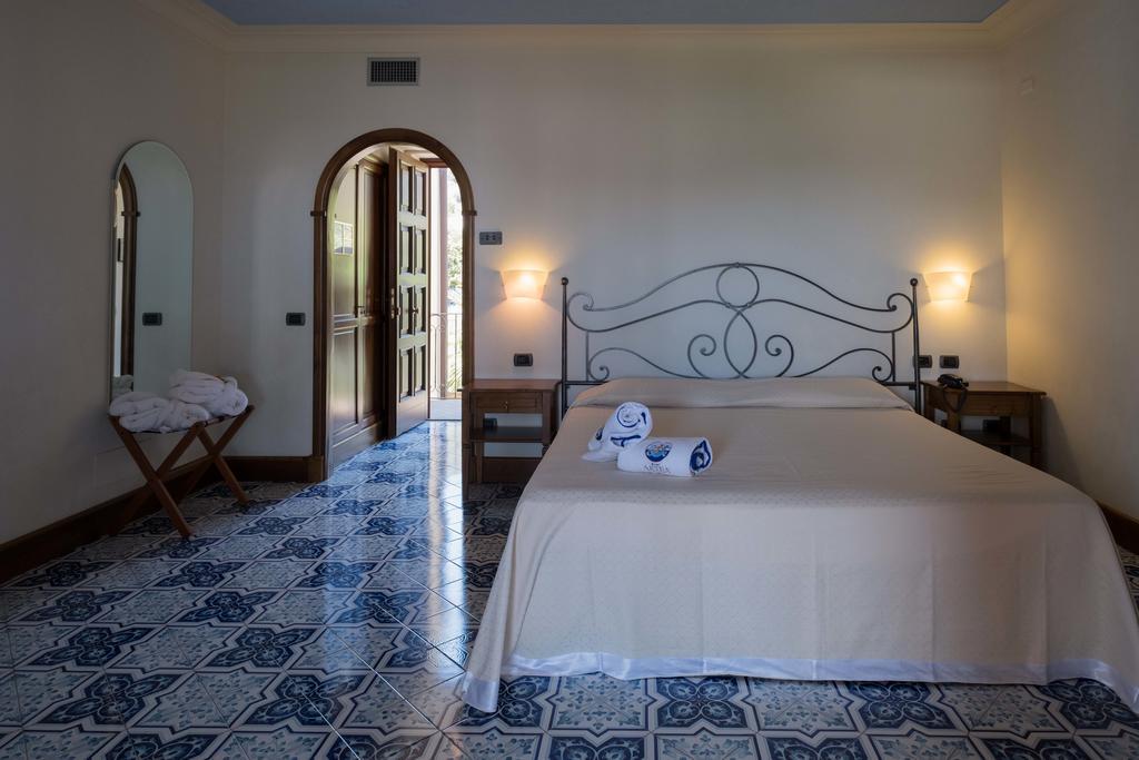 Comfort Doppel- oder Zweibettzimmer mit Poolblick