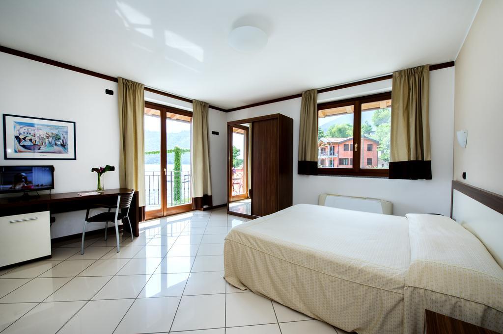 Tweepersoonskamer met 1 tweepersoonsbed of 2 aparte bedden, balkon en uitzicht op het meer