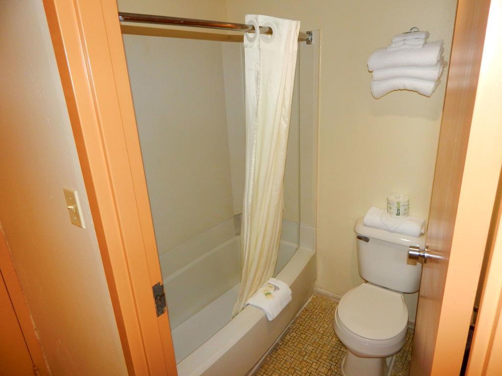 Suite con cama extragrande orientada al norte con vistas parciales al océano