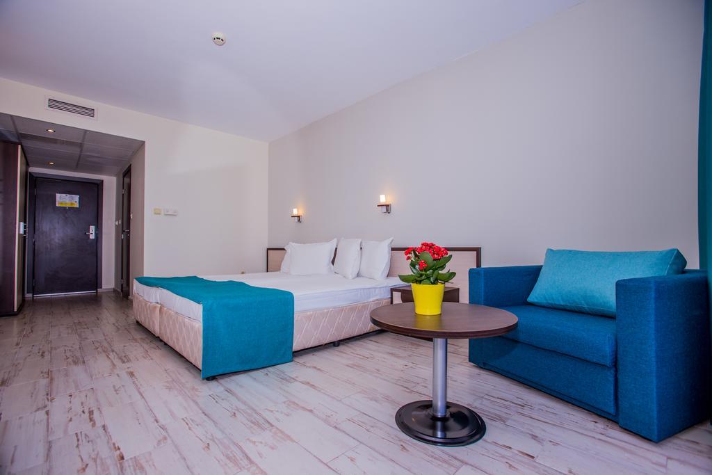 Tweepersoonskamer met 2 Aparte Bedden en Balkon (2 Volwassenen + 2 Kinderen)