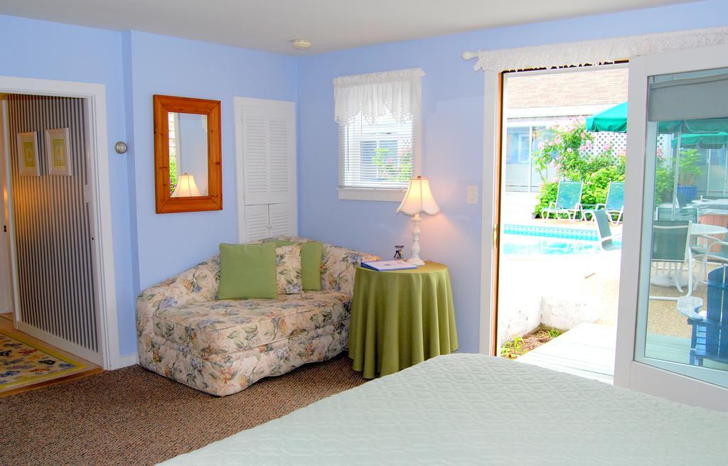 King Suite with Pool View
