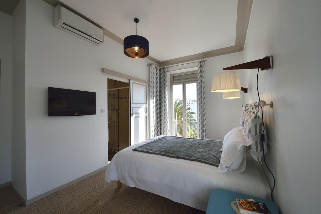 Habitación con cama grande y balcón