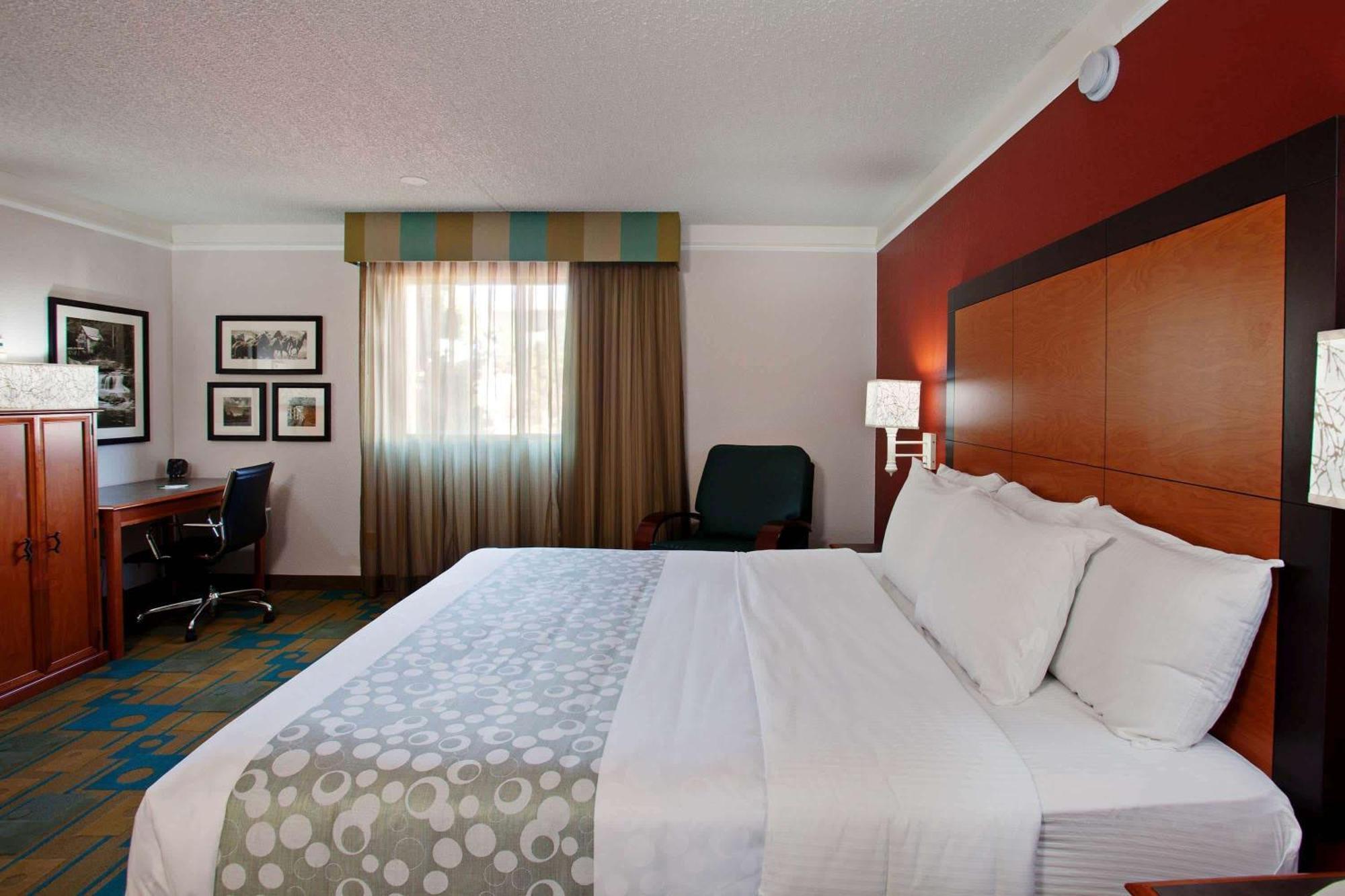 Deluxe King Room - Non-Smoking