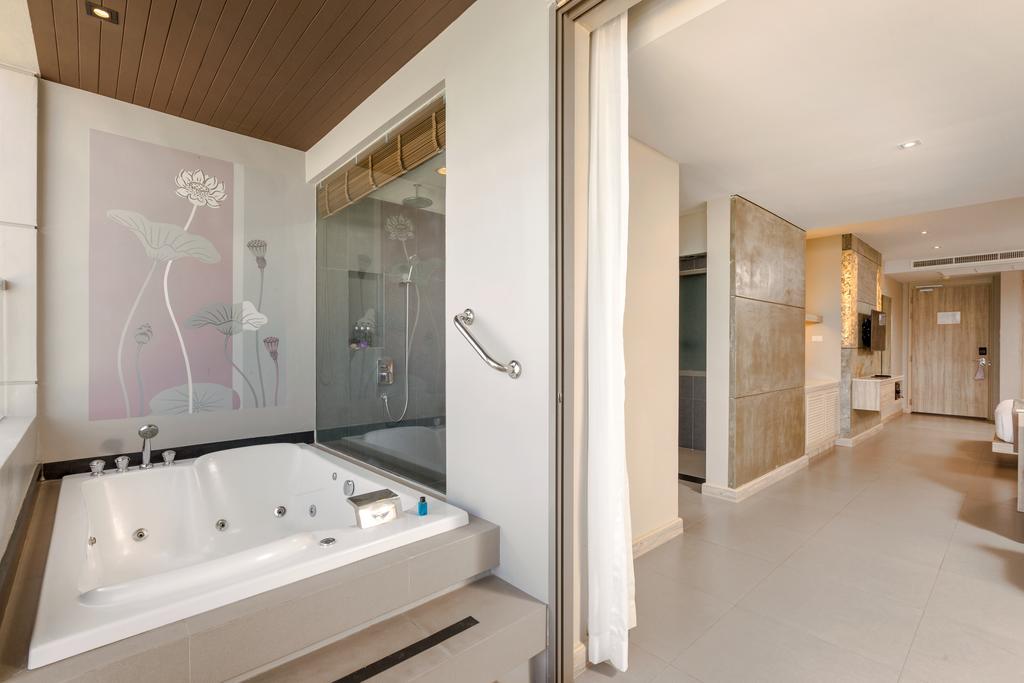 Suite Junior con vistas al mar y bañera de hidromasaje