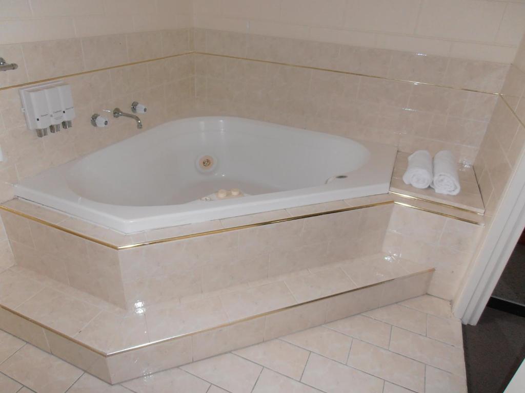 Queen Room with Spa Bath