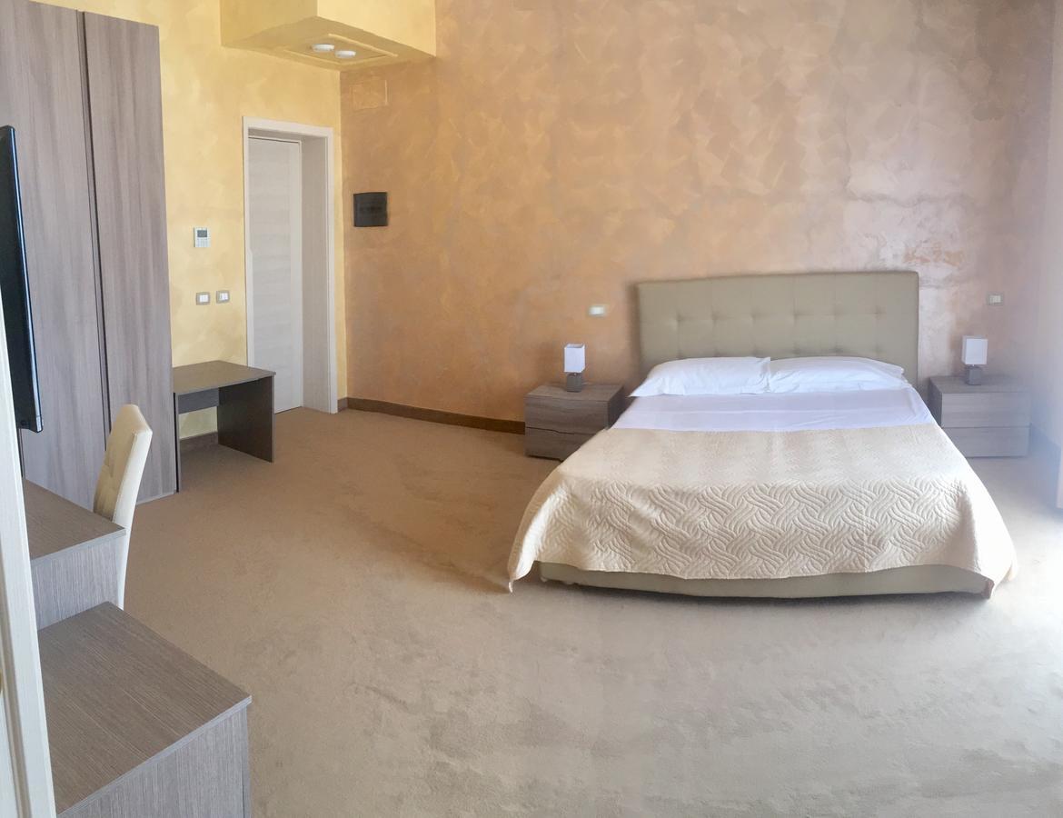 Deluxe Double Room with Side Sea View