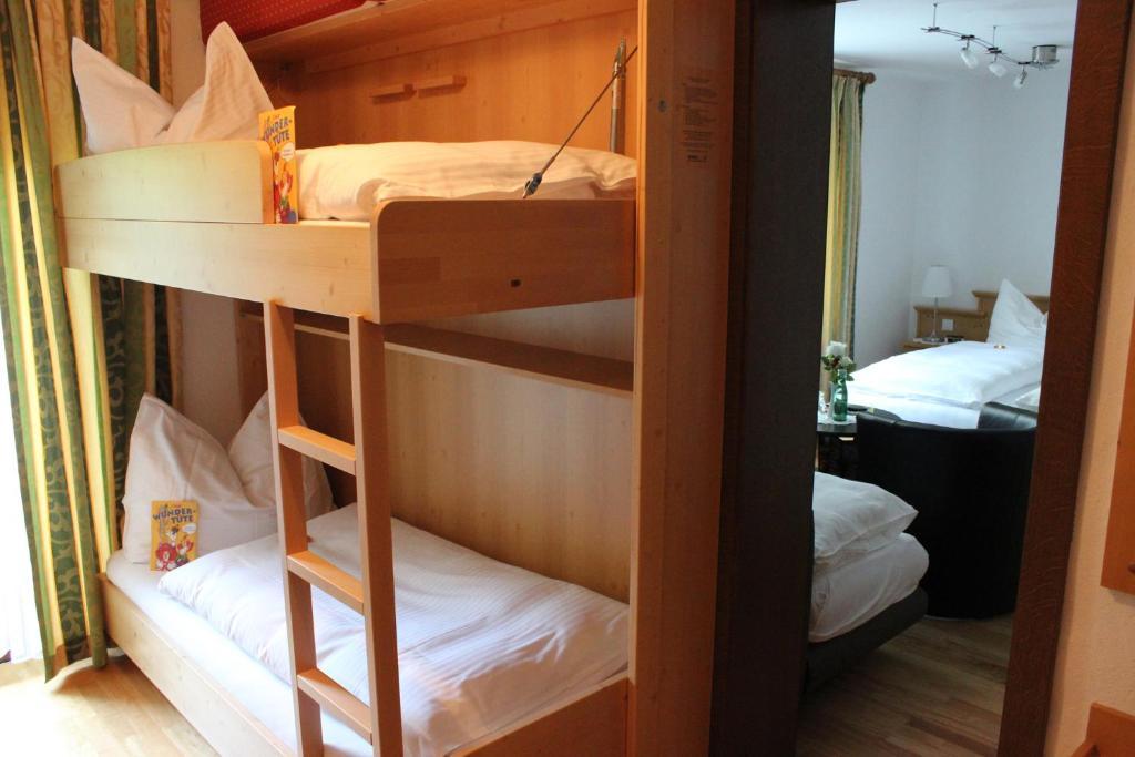 Mehrbettzimmer mit Blick auf den Garten