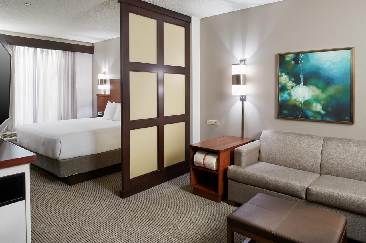 Zimmer mit Kingsize-Bett und Schlafsofa
