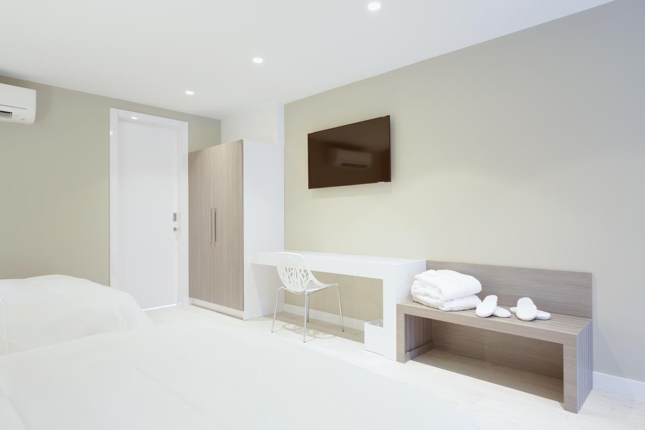 Tweepersoonssuite met 2 Queensize Bedden en Uitzicht op het Zwembad