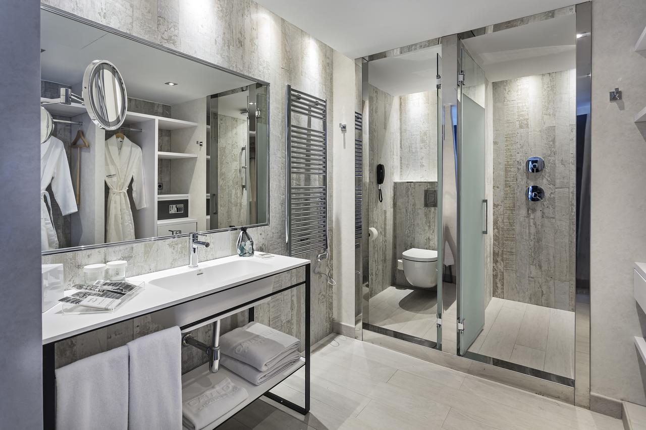 Royal Suite with Direct Pool Access