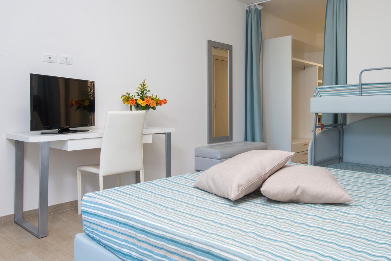 Dreibettzimmer mit Poolblick