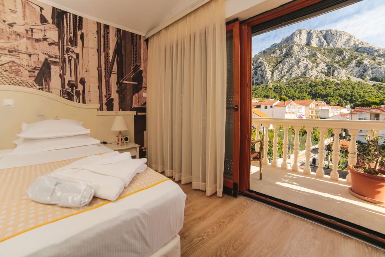 Suite Superior con balcón y vistas laterales al mar
