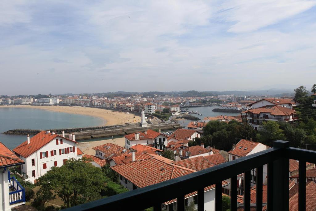 Habitación doble con ducha, balcón y vistas al mar