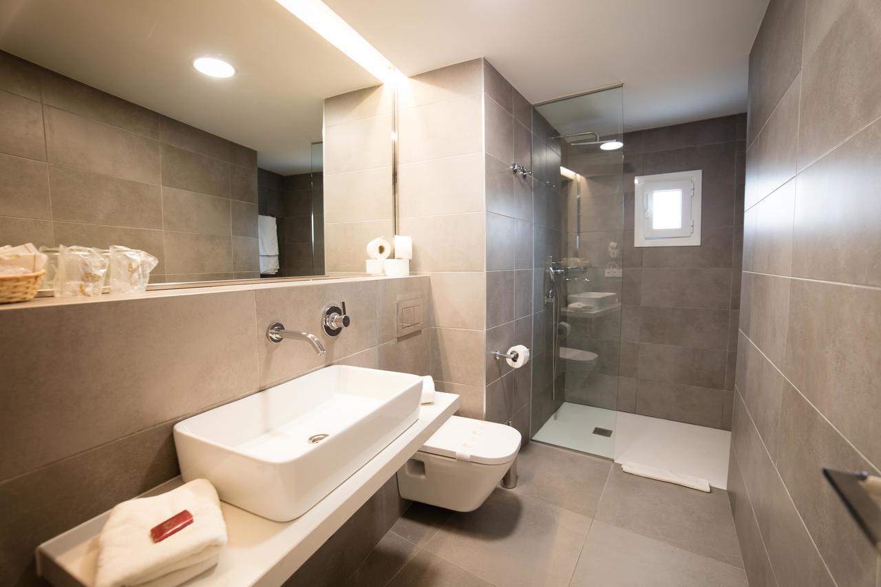 Zimmer mit Queensize-Bett und Balkon