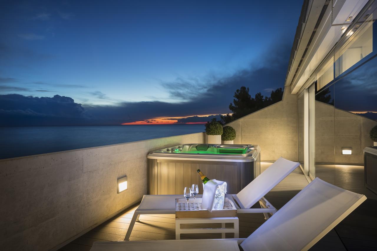 Deluxe Suite with Hot Tub