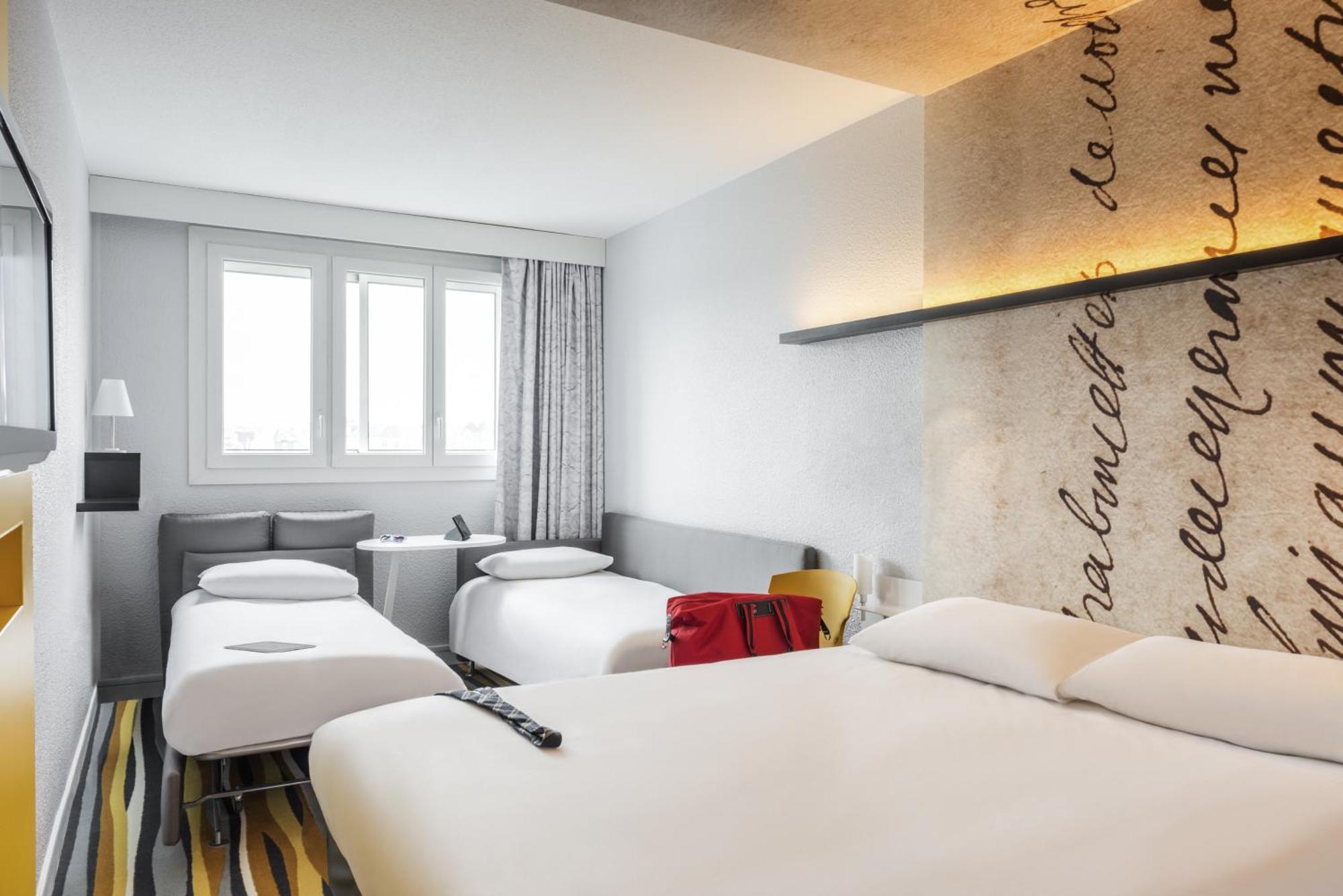 Vierbettzimmer mit Doppelbett und Schlafsofa