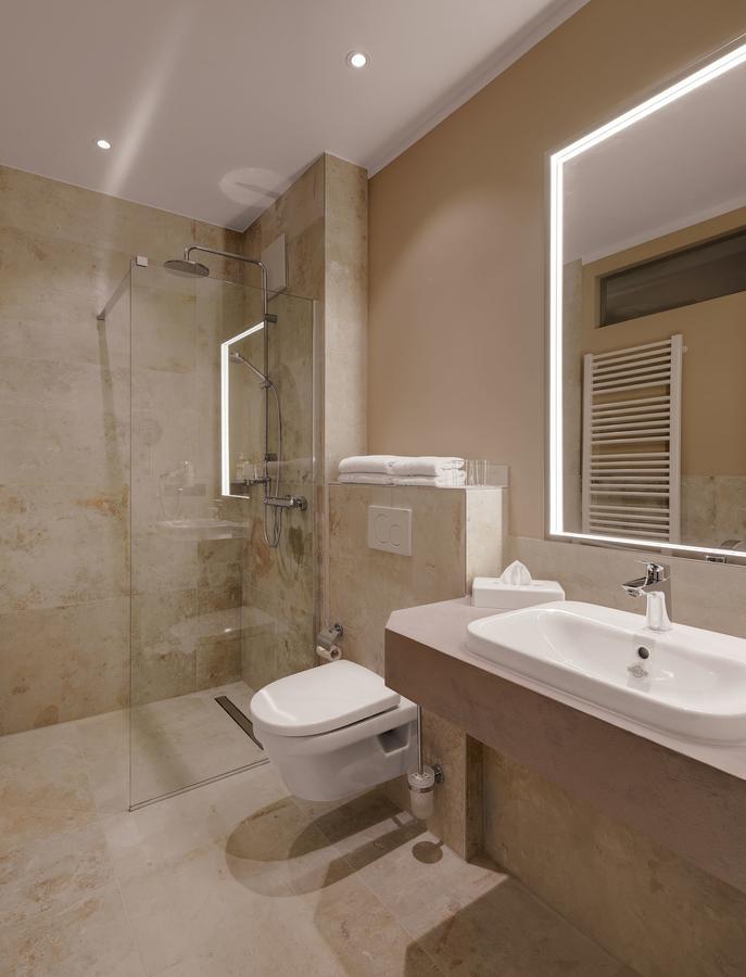 Deluxe Doppelzimmer mit Balkon zur Strasse