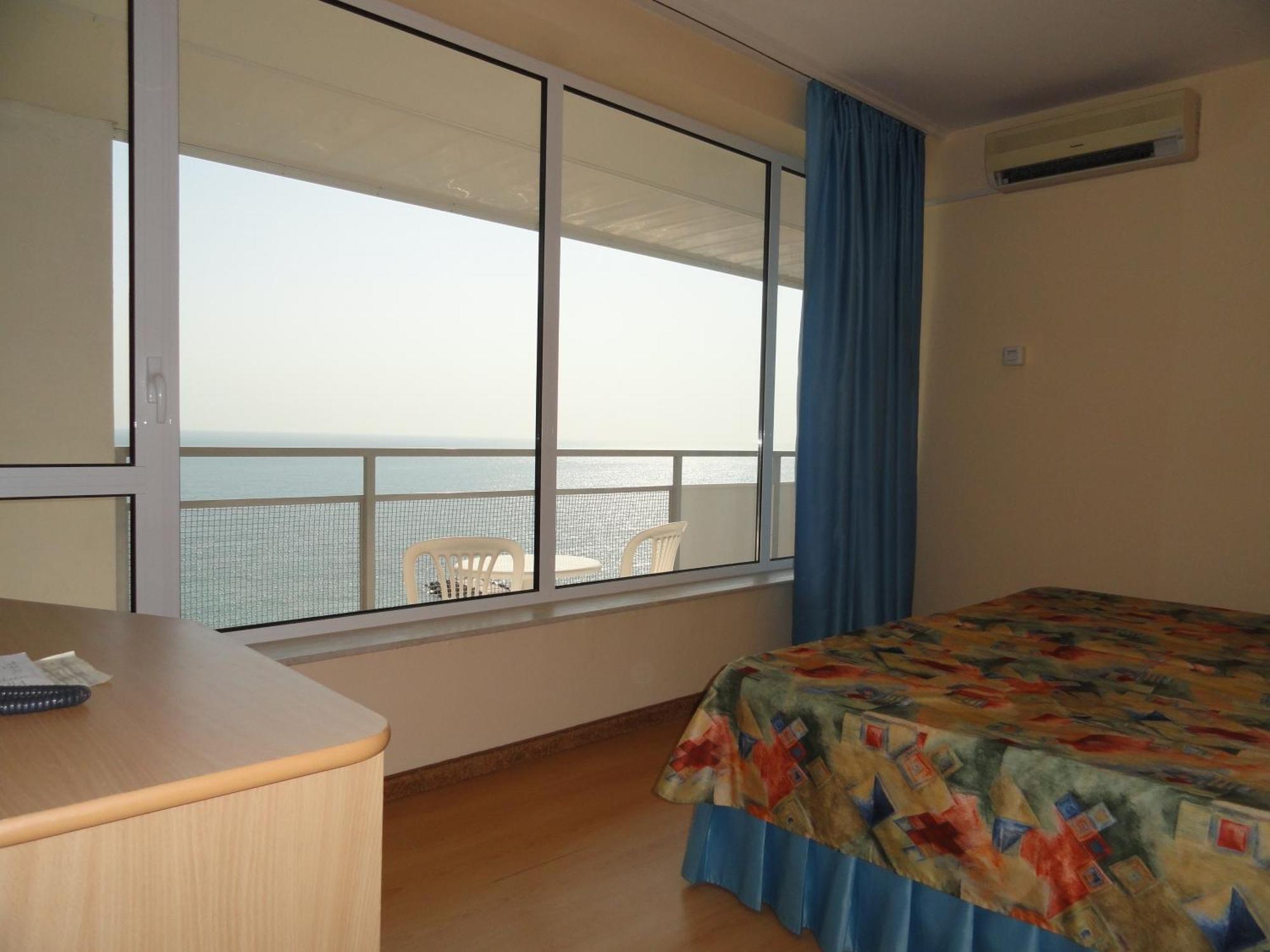 Zweibettzimmer mit Balkon und Meerblick