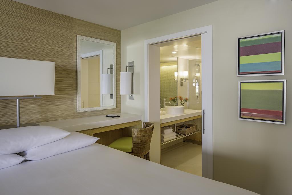 Habitación con bañera adaptada para personas con discapacidad - 2 camas grandes
