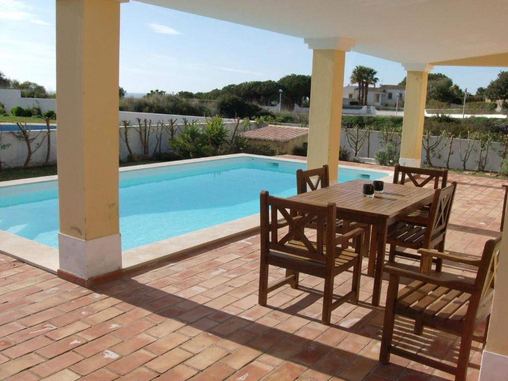 Four-Bedroom Villa Private Pool Sea View