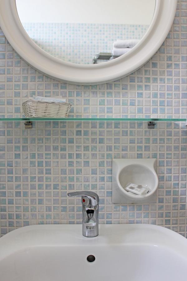 Single Room,596447886:JPEG