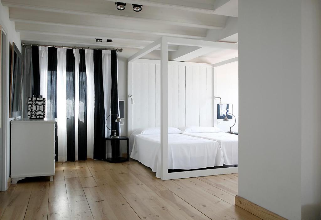Zweibettzimmer mit Poolblick