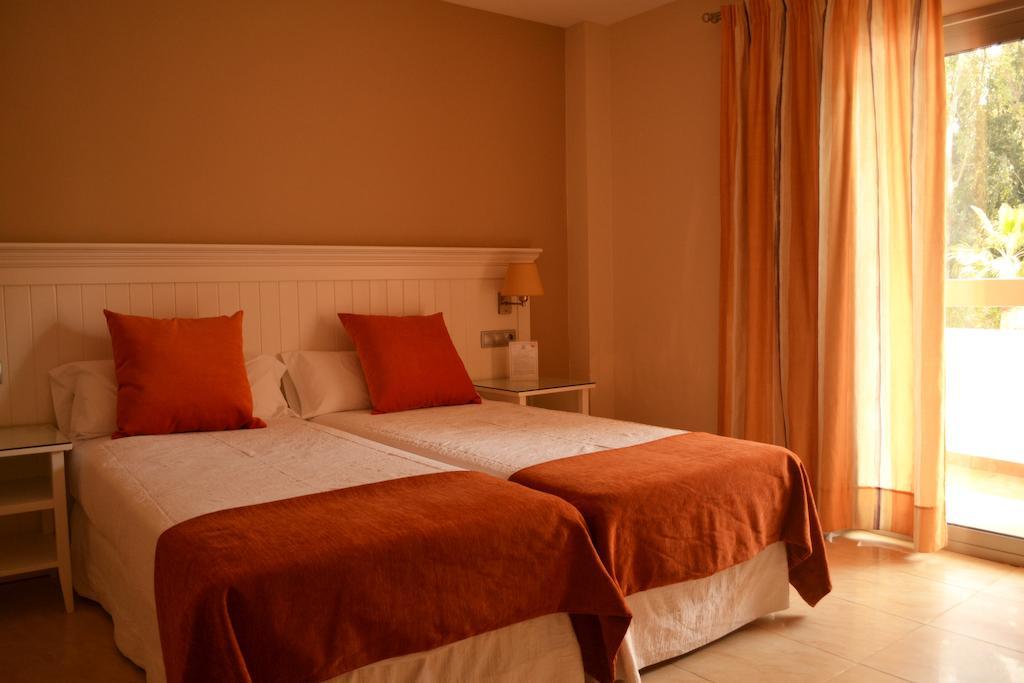 Doppel-/Zweibettzimmer mit Poolblick