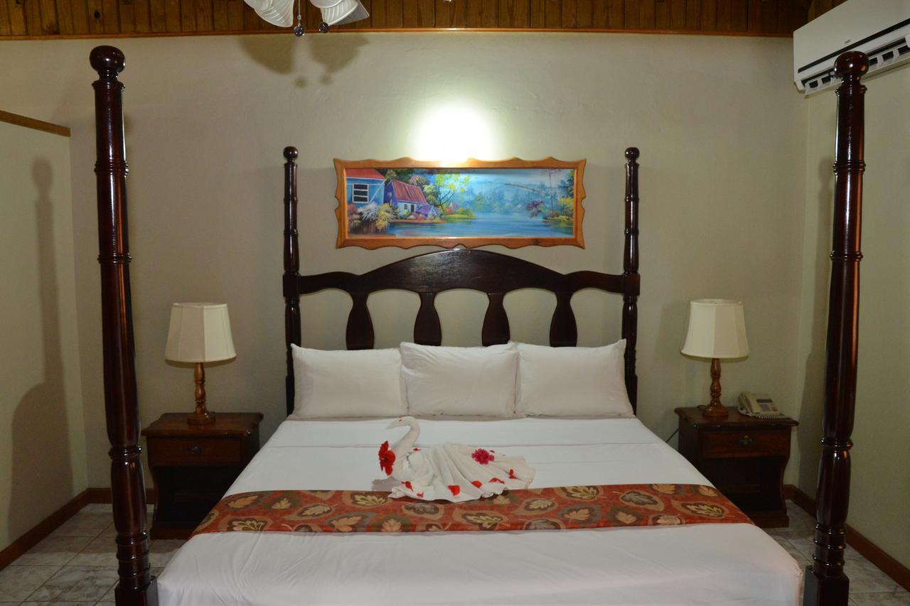 Suite met Kingsize Bed en Uitzicht op Zee